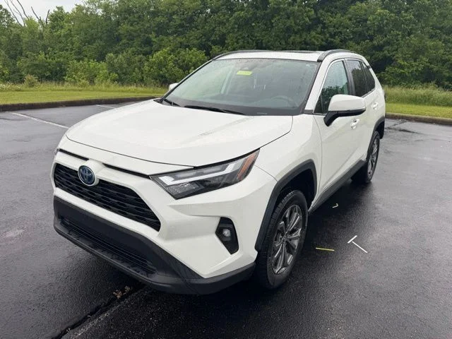 Used 2022 White Toyota XLE Premium image 7