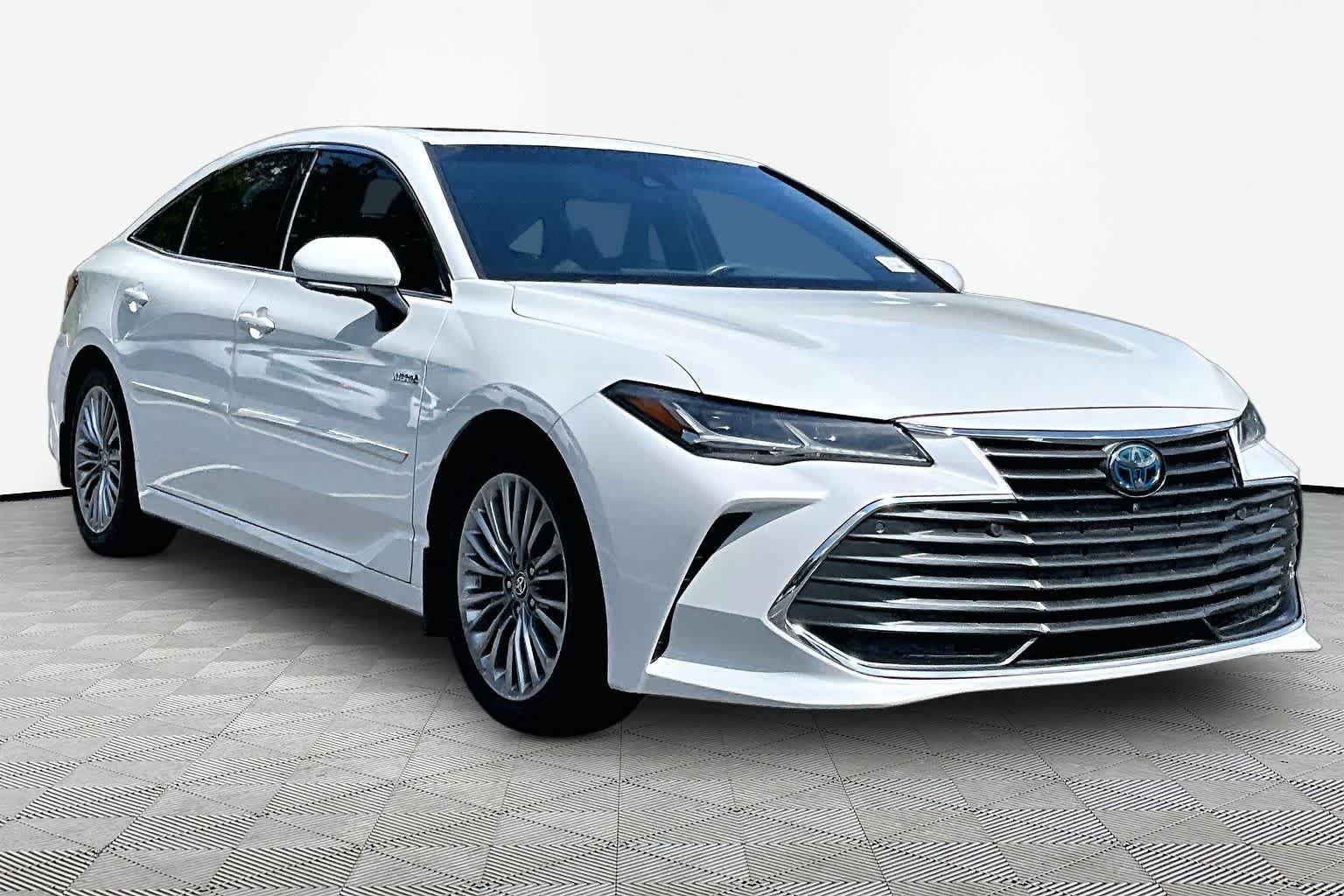 Used 2020 Wind Chill Pearl Toyota Hybrid Limited image 5