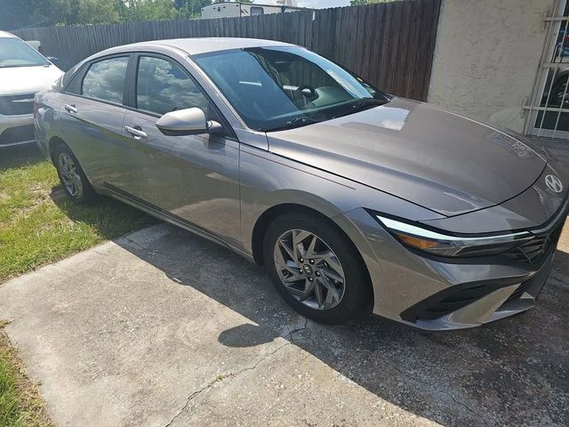 Used 2024  Hyundai SEL image 2