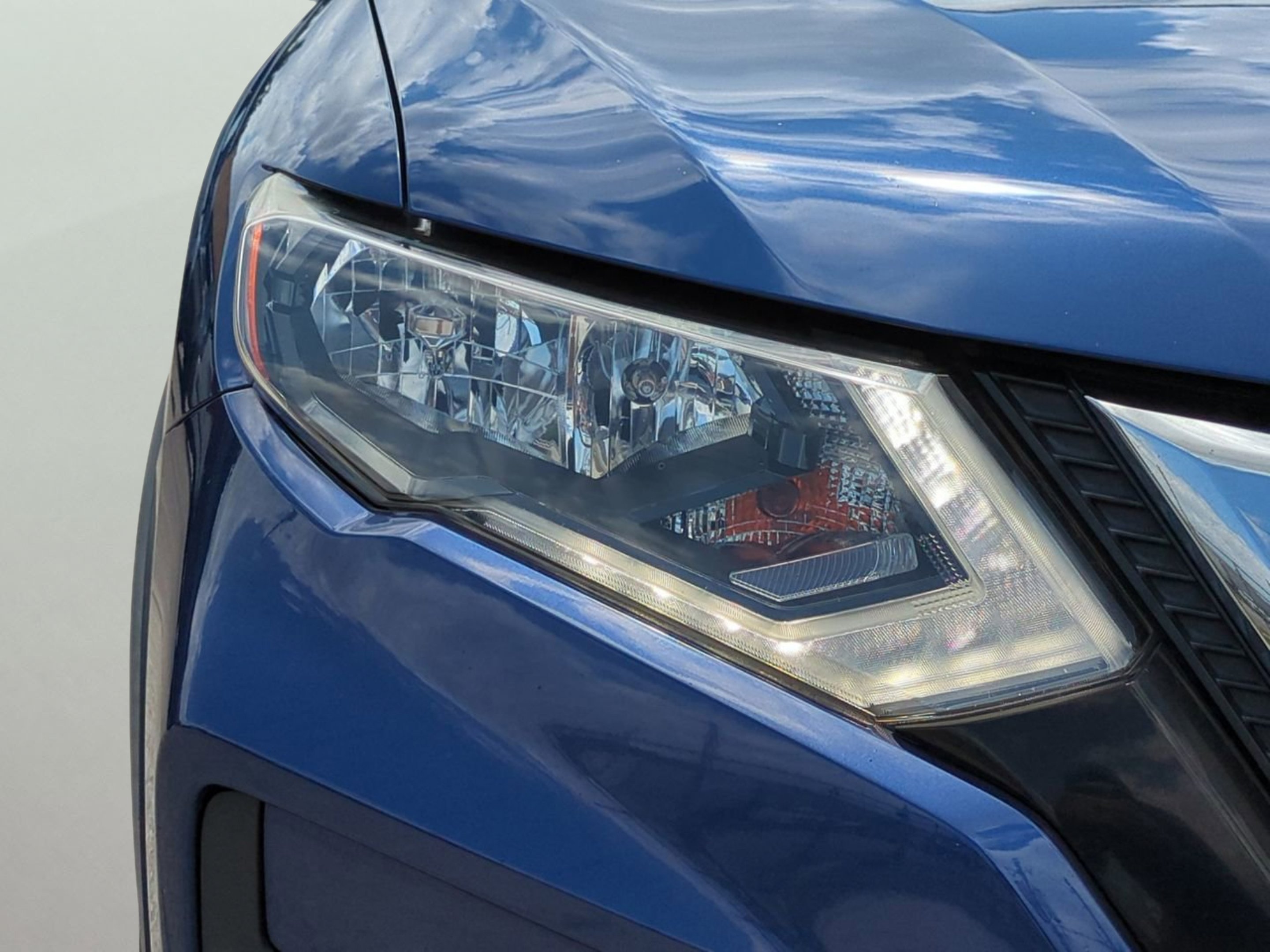 Used 2020 Caspian Blue Metallic Nissan SV image 10