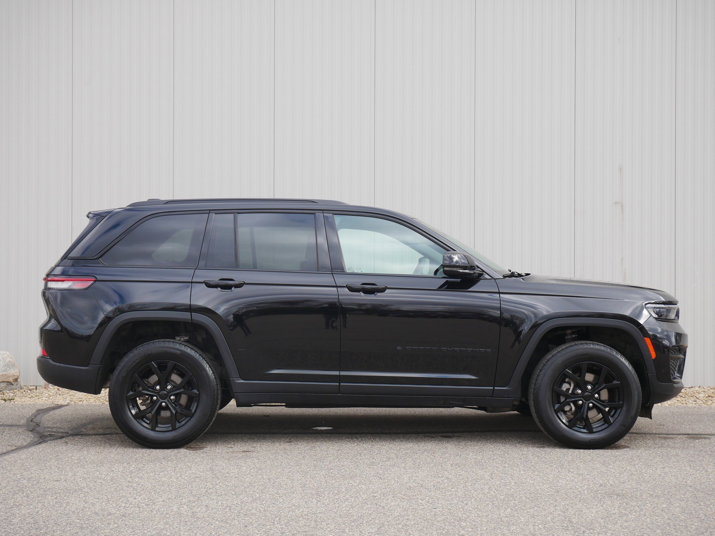 Used 2025 Diamond Black Crystal Pearlcoat Jeep Altitude image 6
