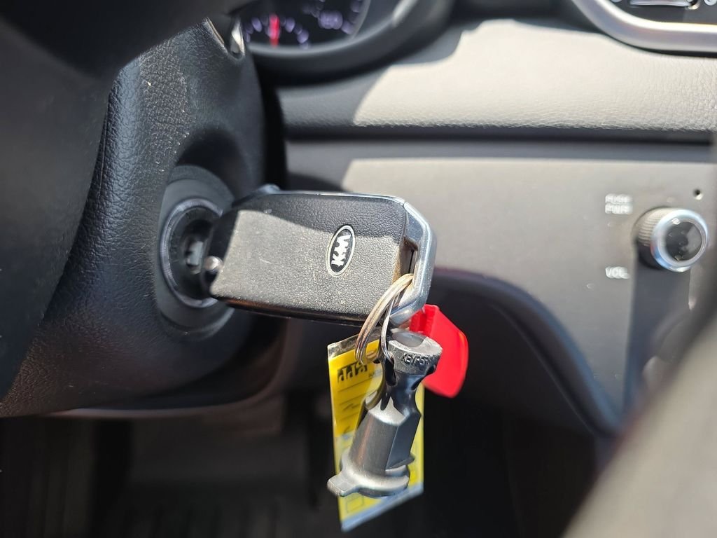 Used 2022 Sparkling Silver Kia LX image 22