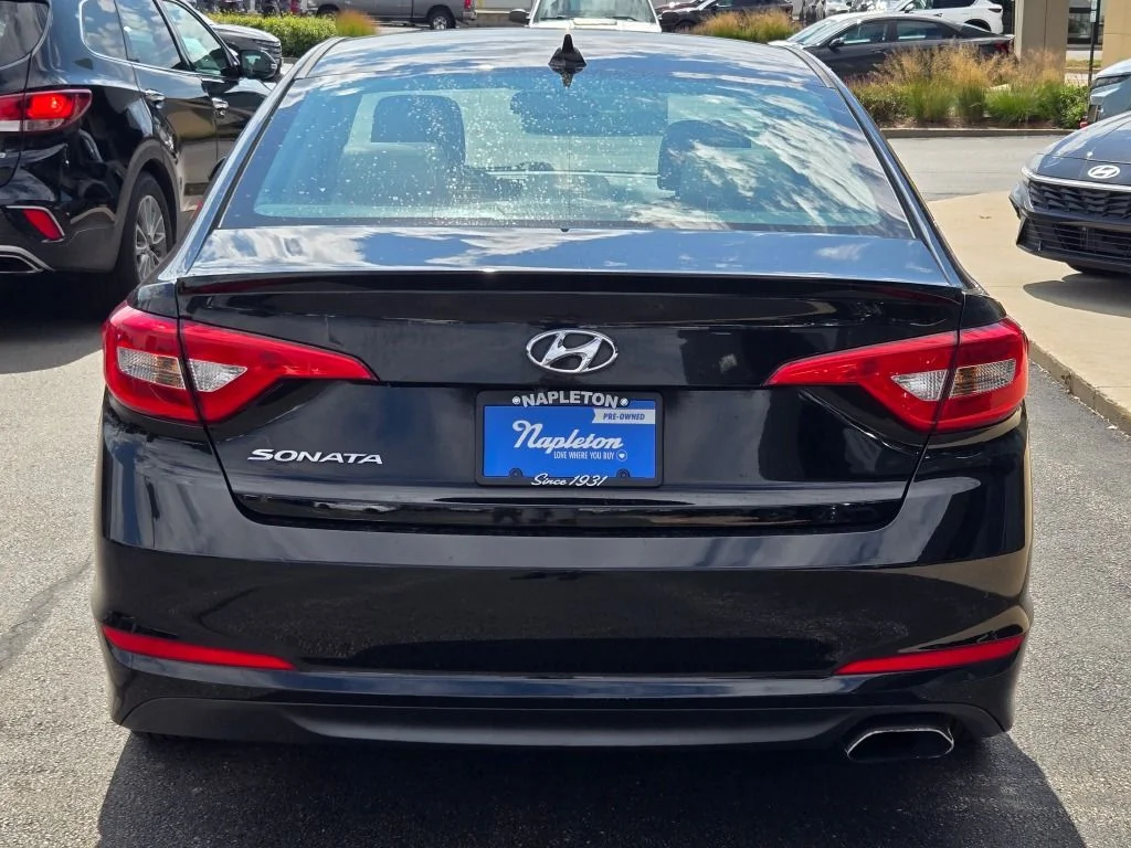 Used 2017 Black Hyundai SE image 11