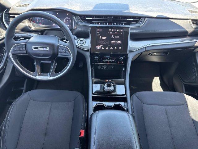 Used 2023 Silver Jeep Laredo image 9