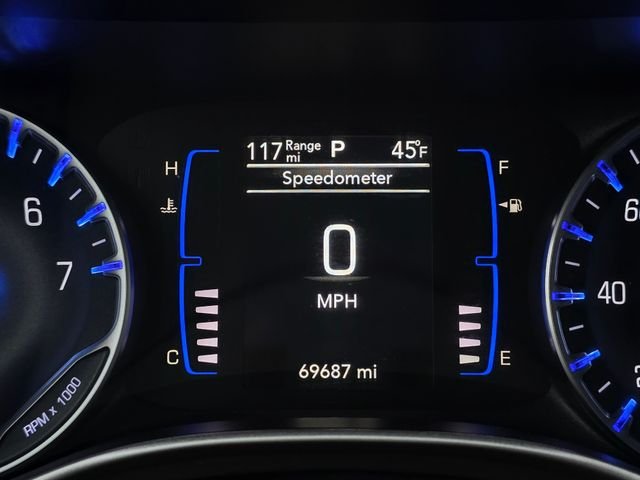 Used 2023 Silver Mist Clearcoat Chrysler LX image 30
