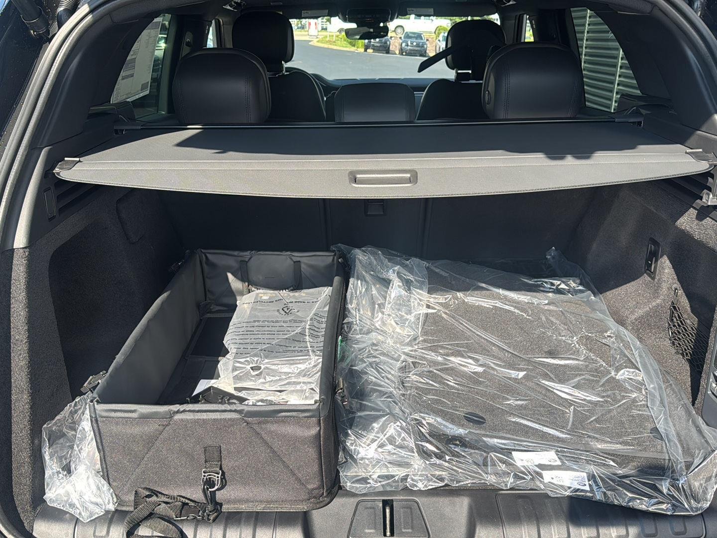 New 2027 Santorini Black Land Rover SE image 15