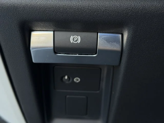 Used 2023 Silver Land Rover 130 SE image 23