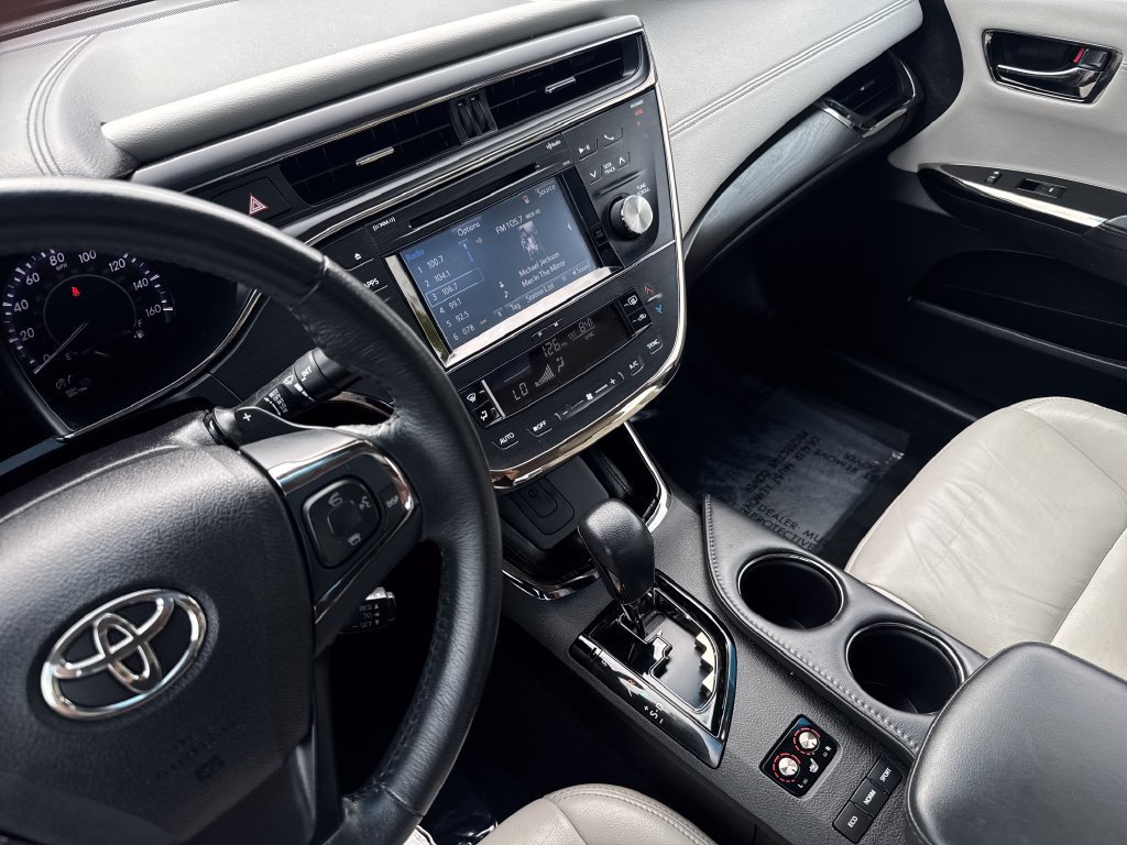 Used 2016 Silver Toyota XLE Premium image 20