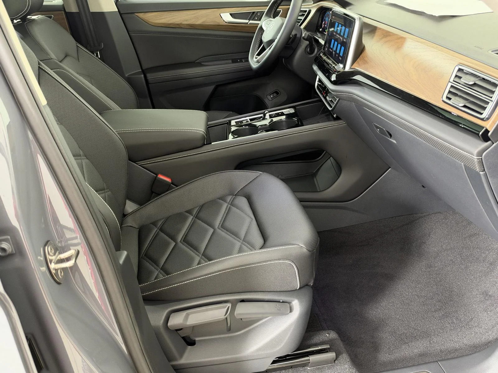 New 2026 Pure Gray Volkswagen 2.0T SE w/Technology image 14