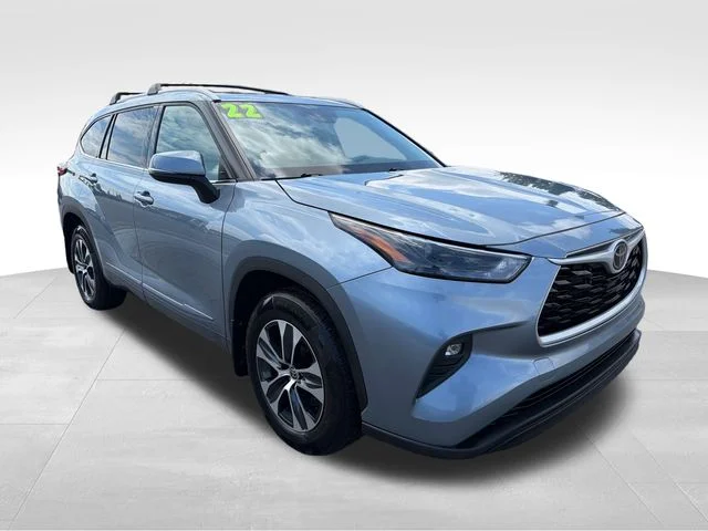 Used 2022  Toyota XLE image 1