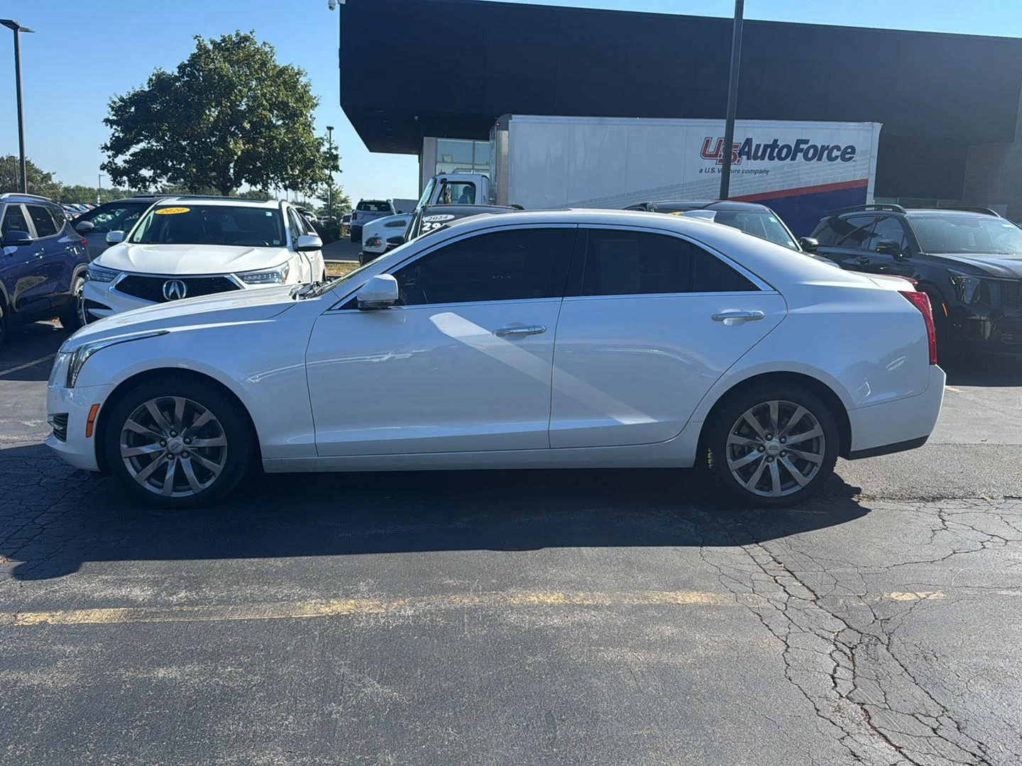 Used 2018 Crystal White Tricoat Cadillac Luxury AWD image 4