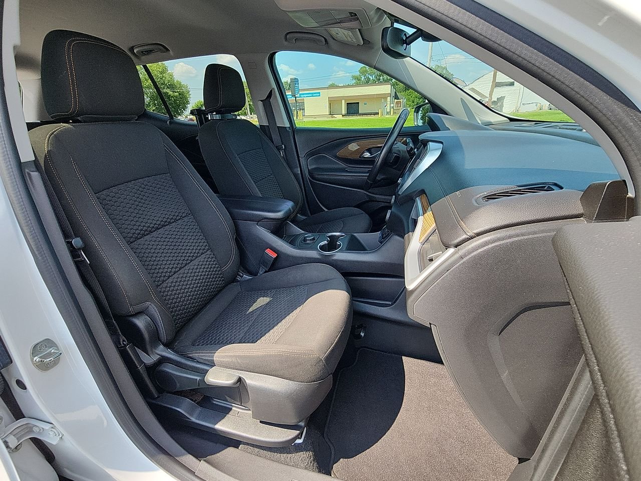 Used 2020 White GMC SLE image 23