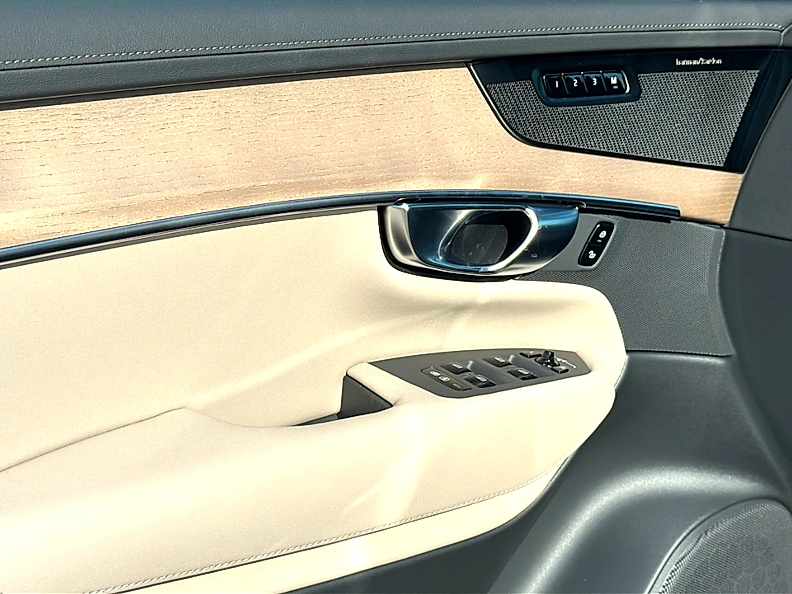 2025 Volvo XC90 Plus - Photo 13