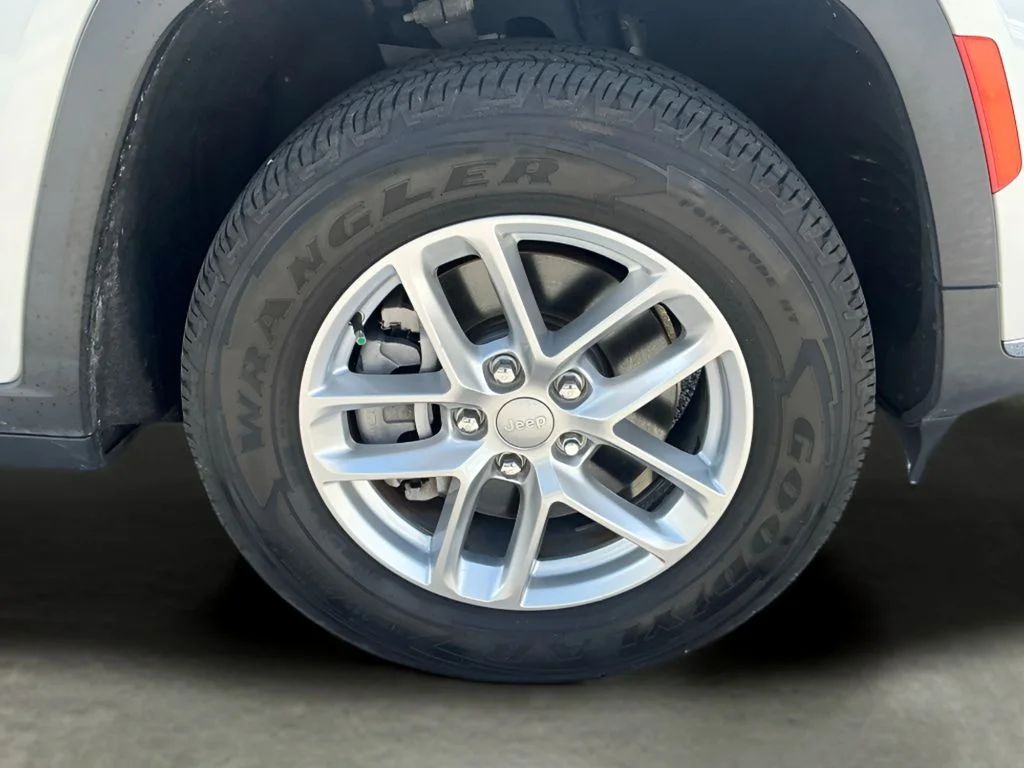 Used 2021 Silver Jeep Laredo image 31
