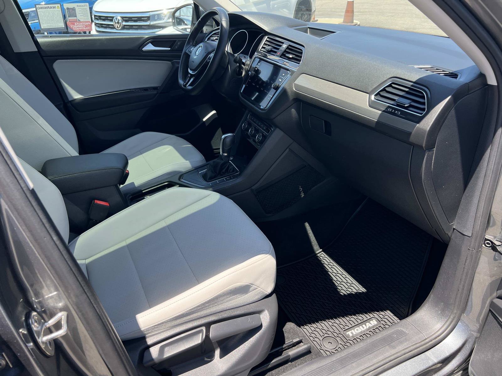 Used 2019 Platinum Gray Metallic Volkswagen SE image 31