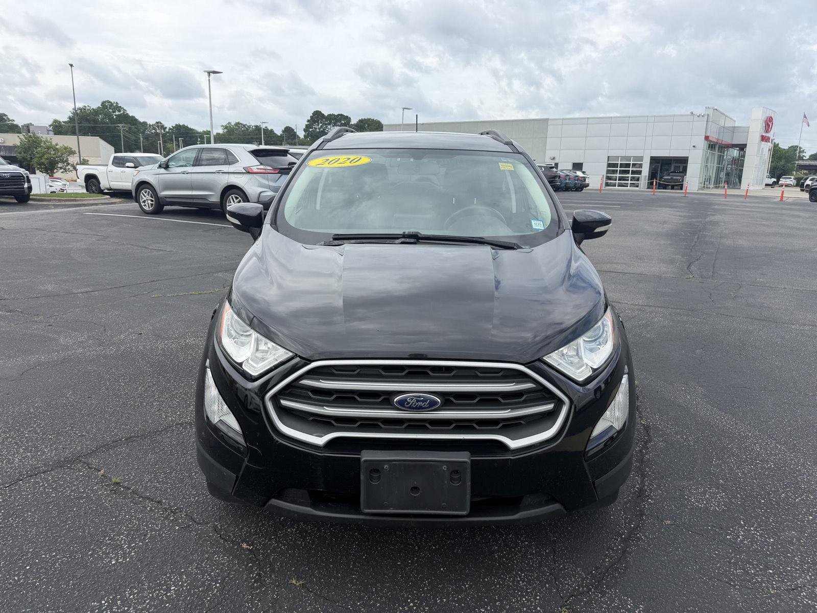 Used 2020 Shadow Black Ford SE image 2