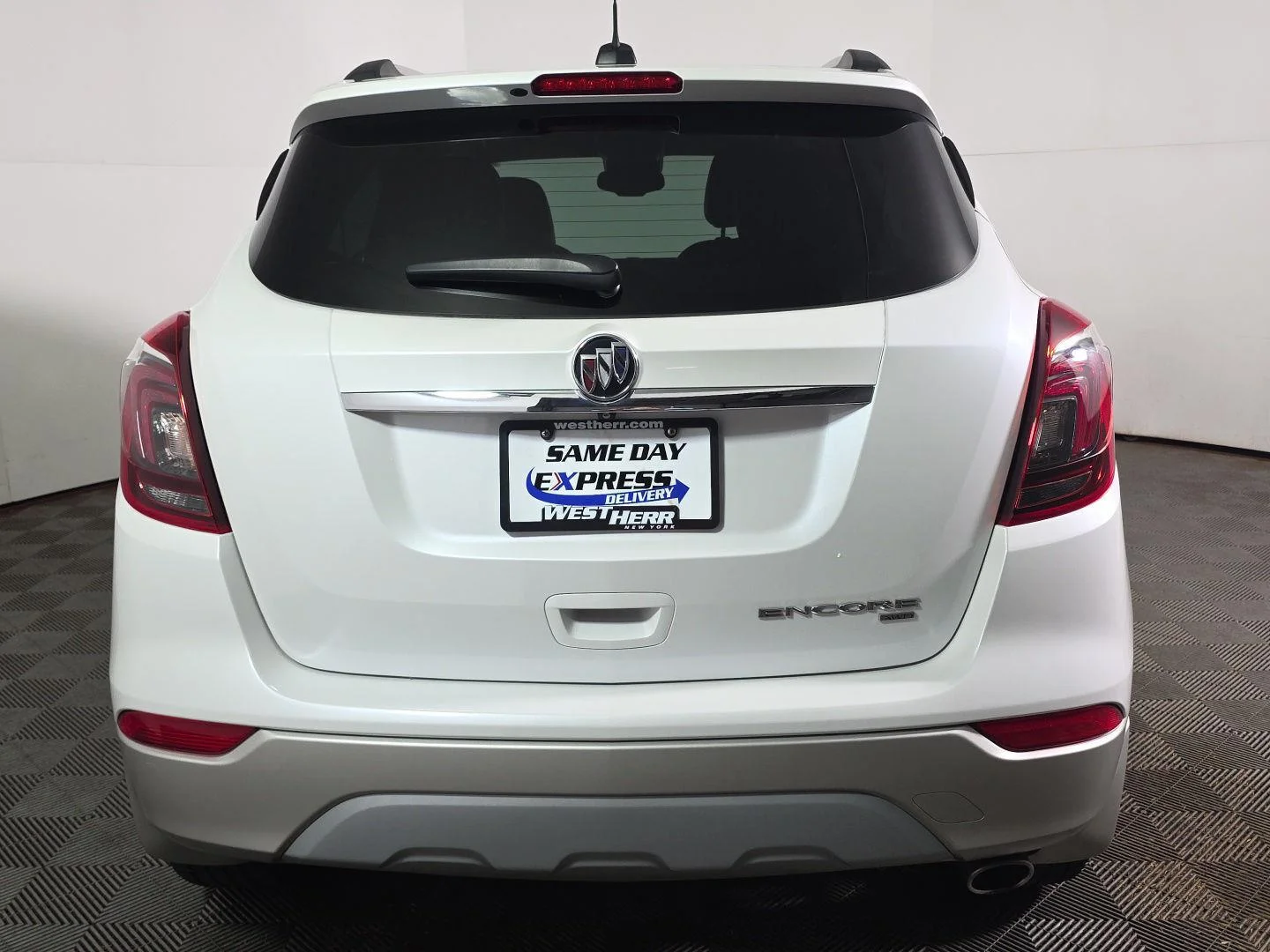 Used 2019 White Frost Tricoat Buick Essence image 10
