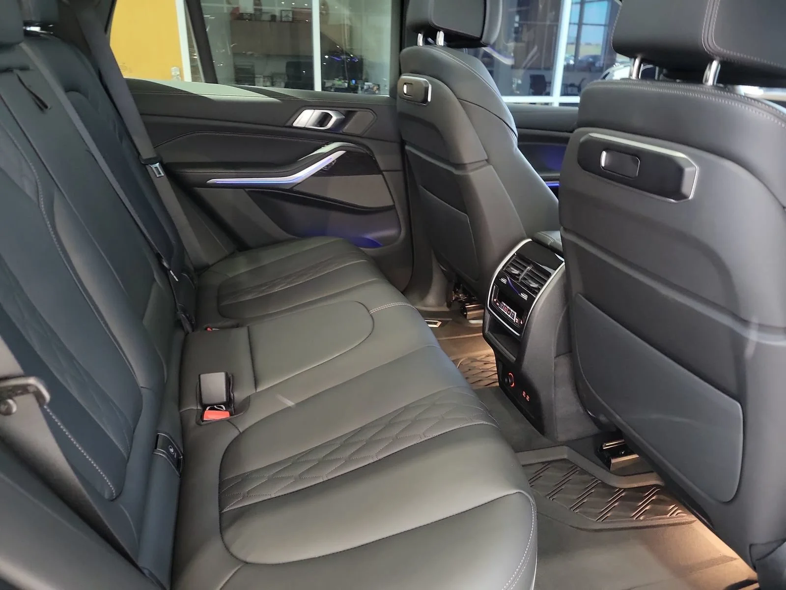 Used 2025 Black BMW M60i image 27