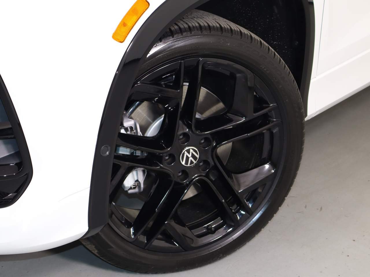New 2026 0P2T Volkswagen SE R-Line Black 4Motion image 5