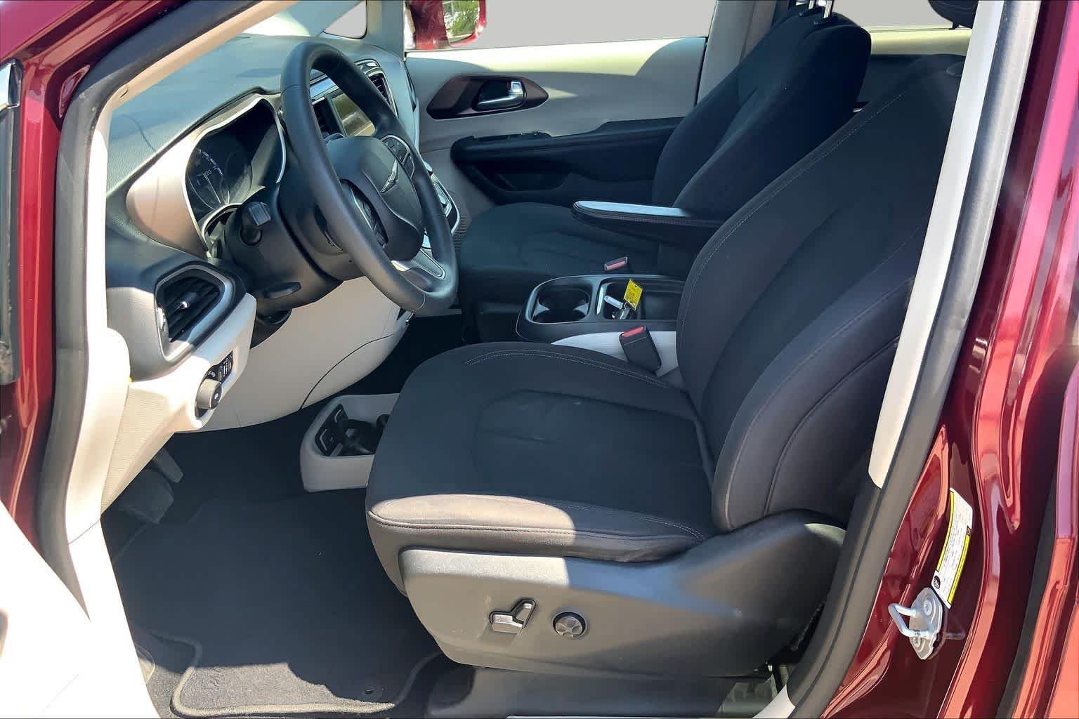 Used 2018 Velvet Red Pearl Coat Chrysler Touring Plus image 7