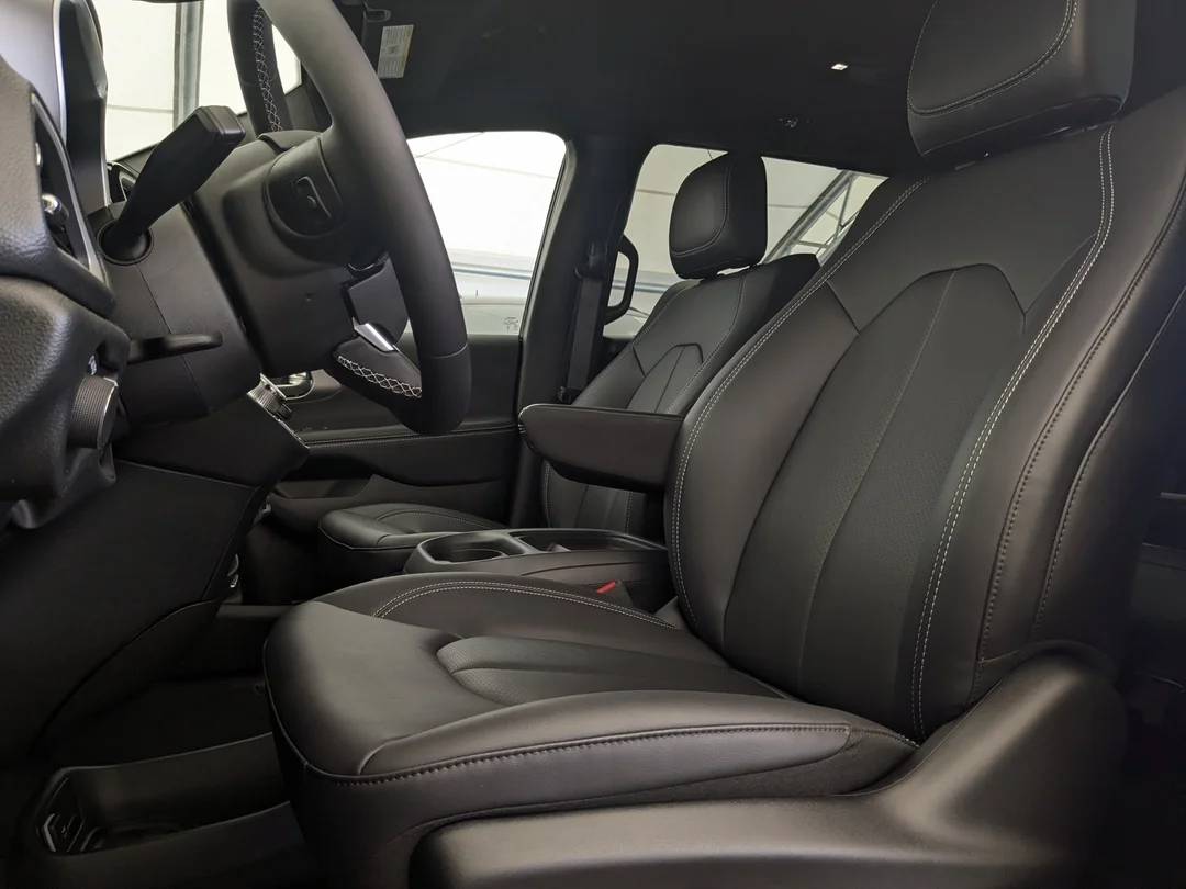 New 2027 Black Chrysler Select - - AWD - Safety Sphere Pkg - Stow n Go Seating - Heated Seats - Remote Start & More! image 14