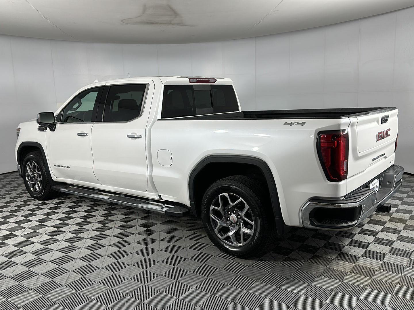 Used 2022 White Frost Tricoat GMC SLT image 5