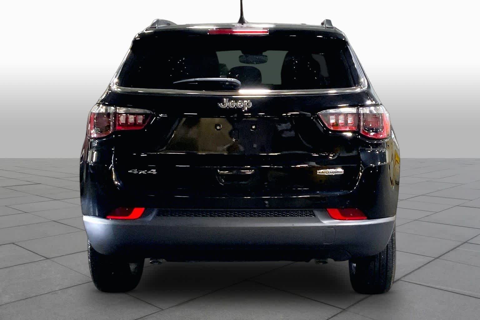 Used 2024 Diamond Black Crystal Pearlcoat Jeep Latitude Lux image 5