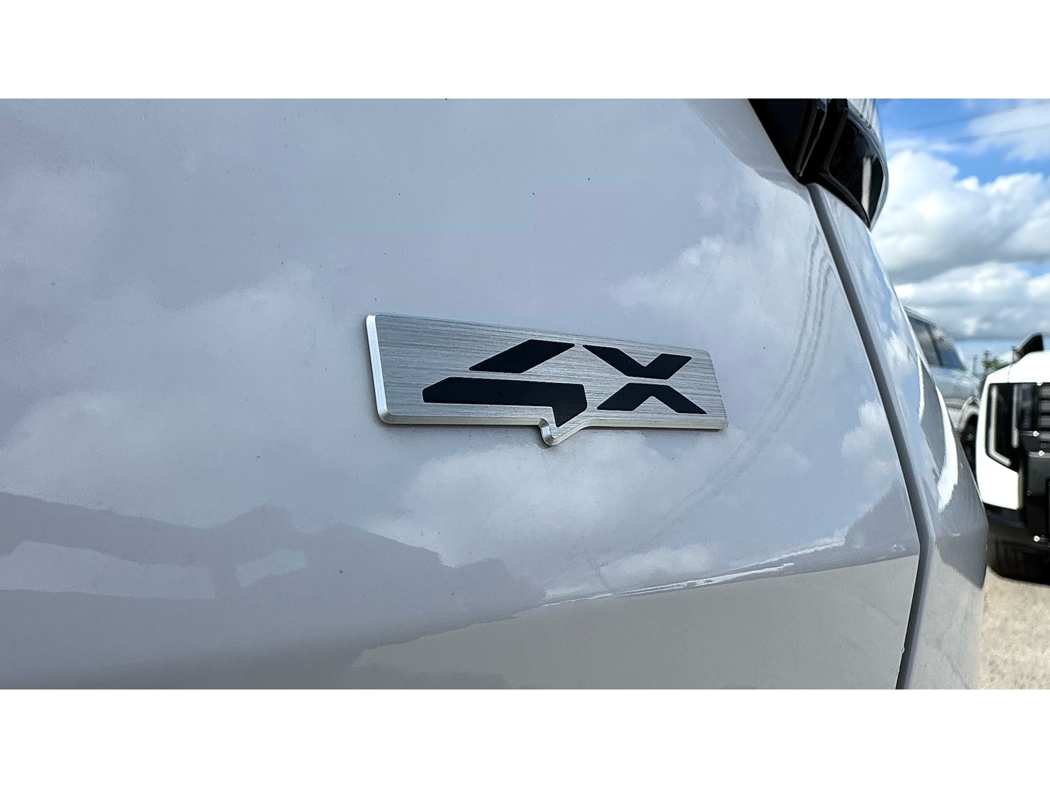 New 2027 Glacial White Pearl Kia SX Prestige image 7
