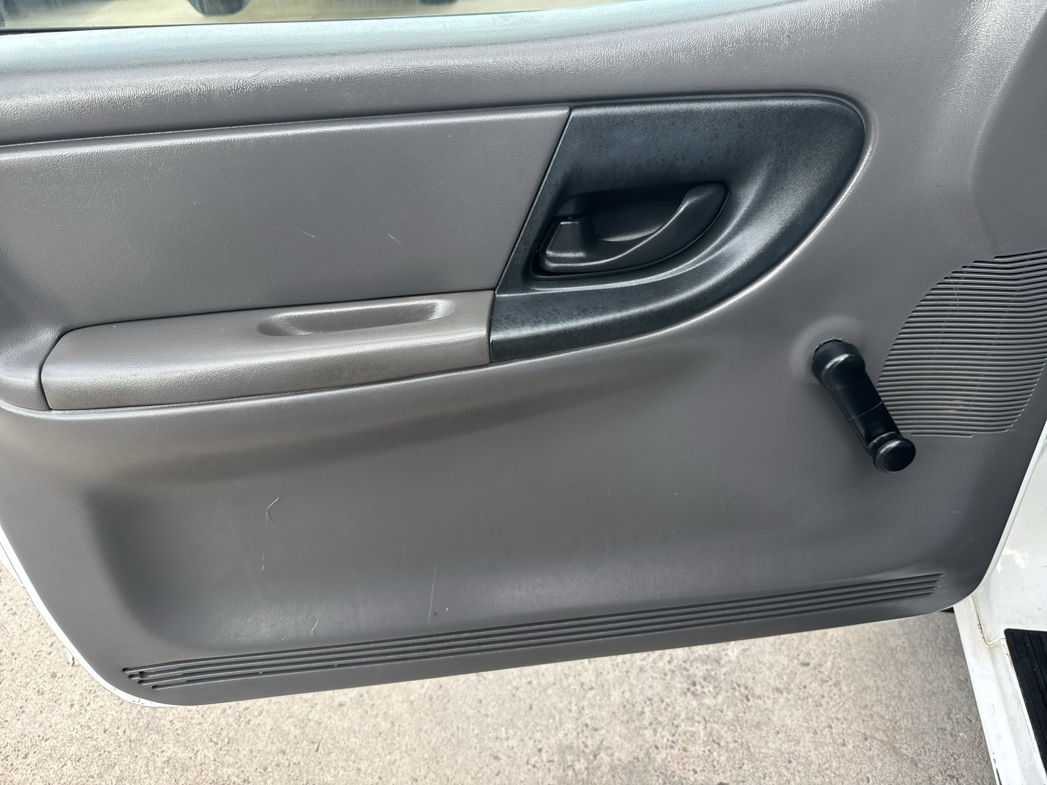 Used 2001 Oxford White Clearcoat Ford Edge image 7