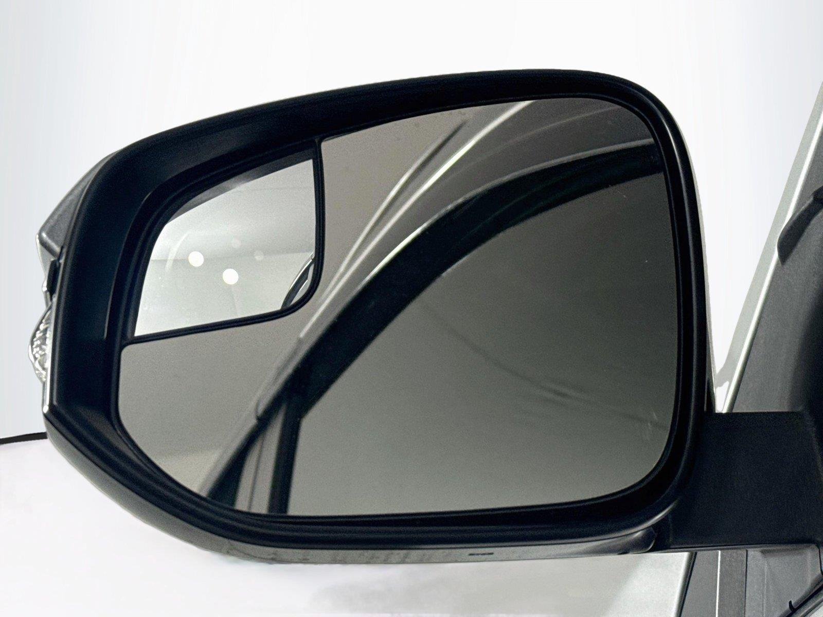 Used 2016 Silver Sky Metallic Toyota XLE image 5