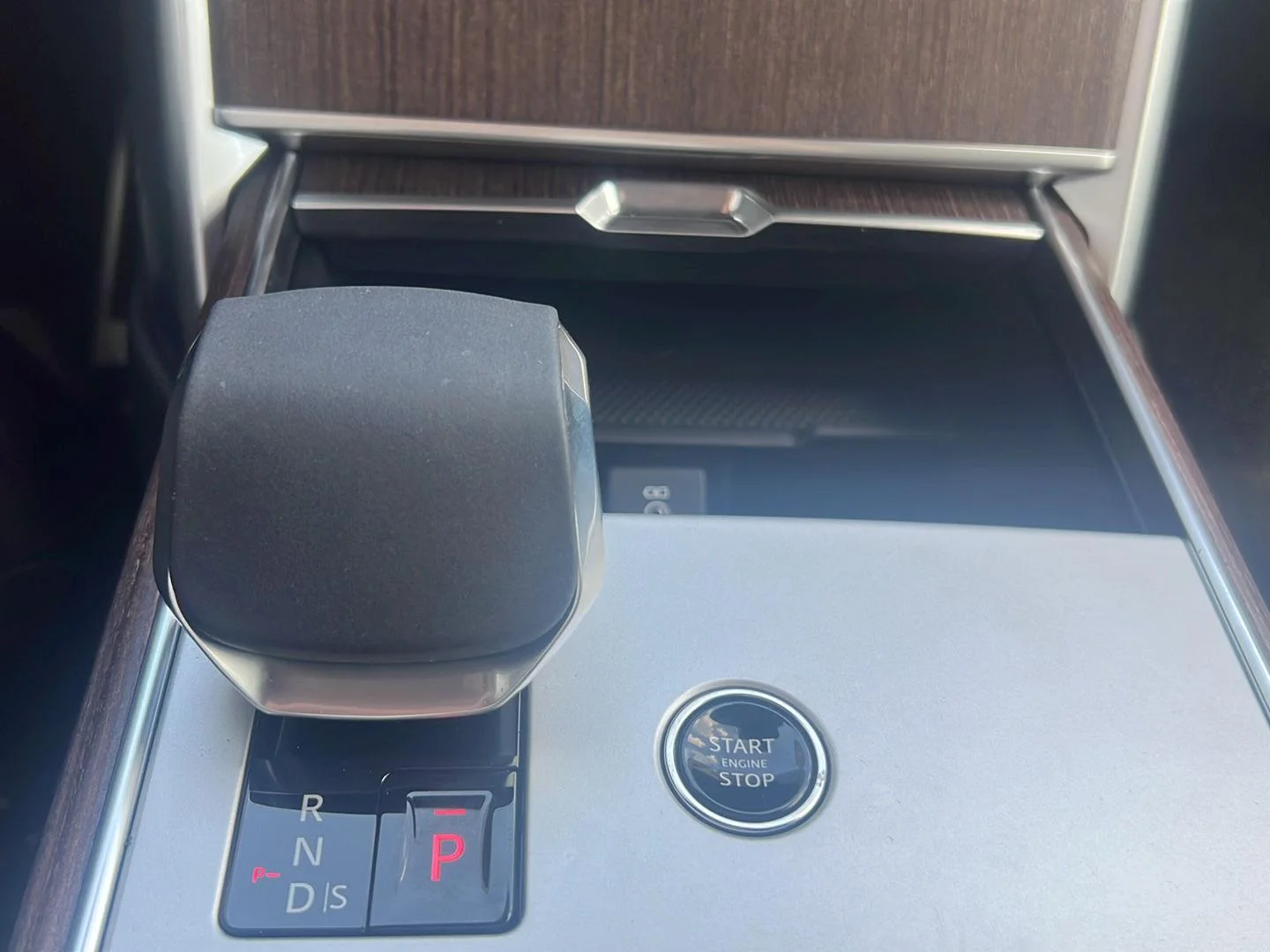 New 2026 Eiger Grey Metallic Land Rover SE image 15