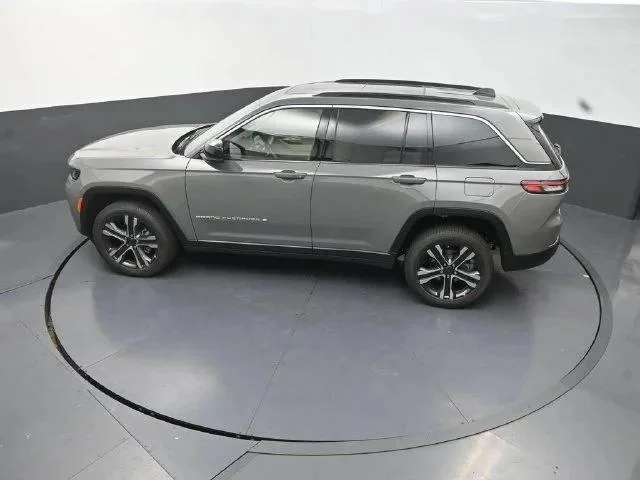 New 2027 Sting-Gray Clear-Coat Paint Jeep Limited image 13