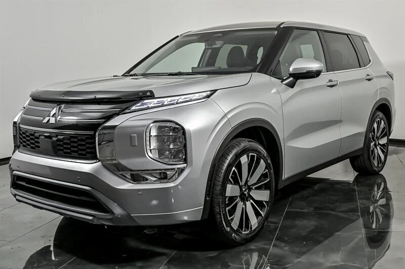 Used 2025 Alloy Silver Metallic Mitsubishi SE image 5