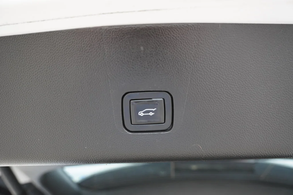 Certified Used 2019 Iridescent Pearl Tricoat Chevrolet Premier image 24