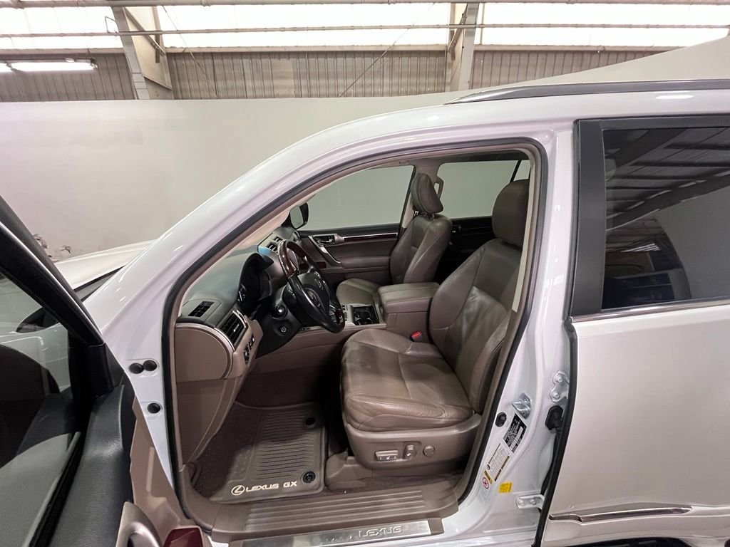 Used 2019 Starfire Pearl Lexus 460 image 17