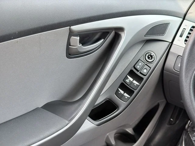 Used 2016 Silver Hyundai SE image 17
