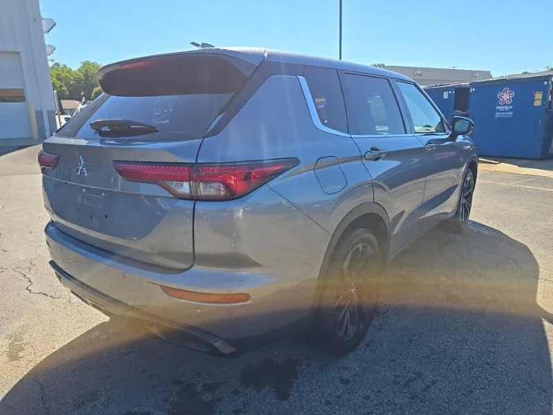 Used 2022  Mitsubishi SE image 8