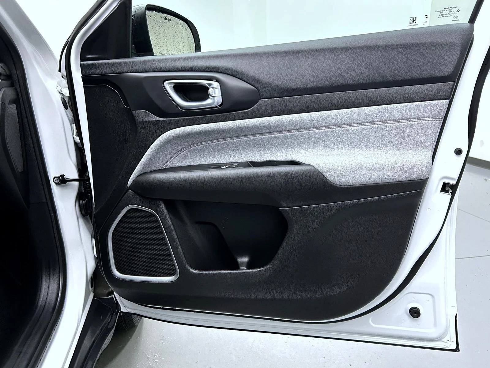 Used 2024 White Jeep Latitude Lux image 16
