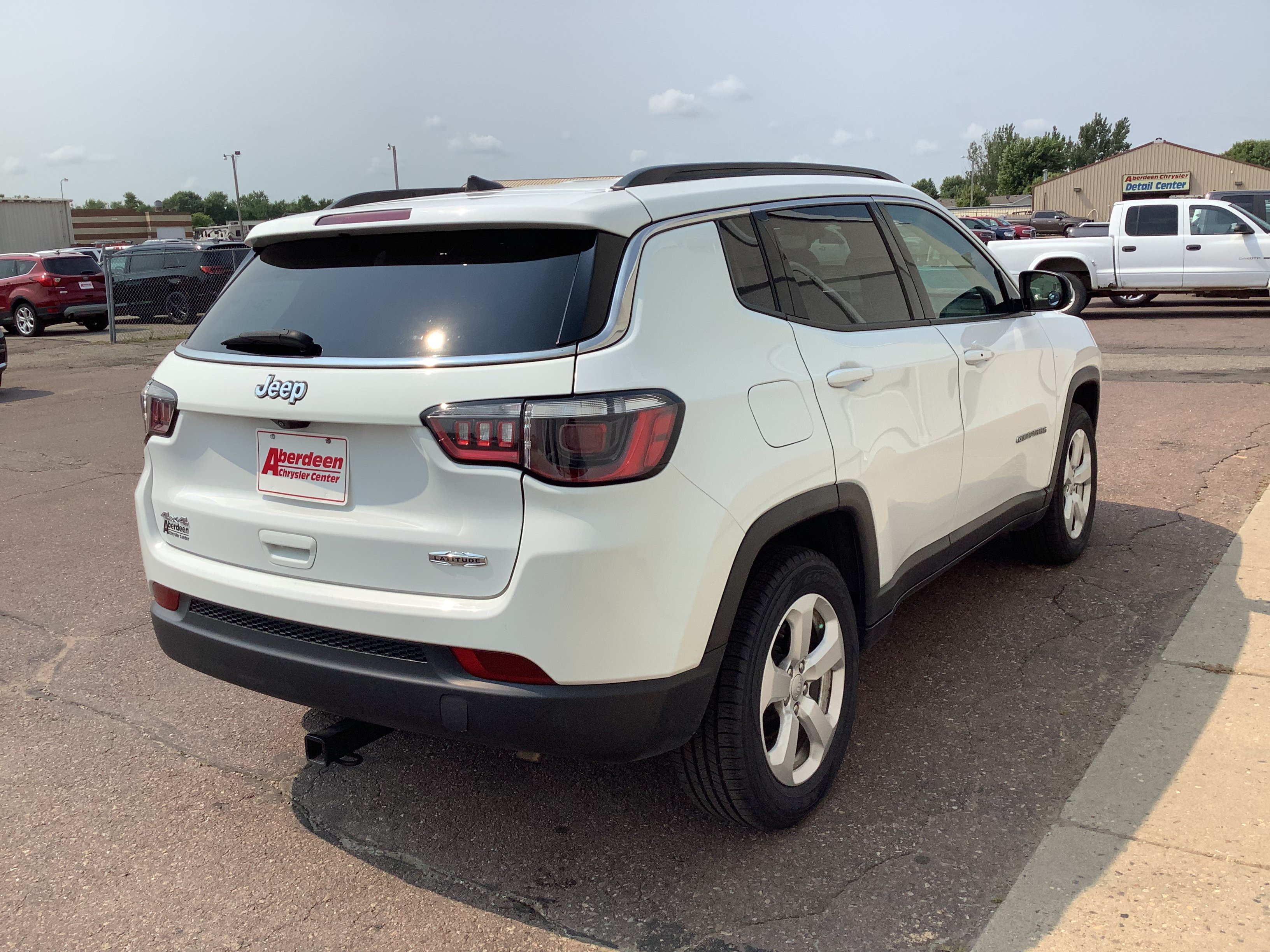 Used 2022 White Jeep Latitude image 4