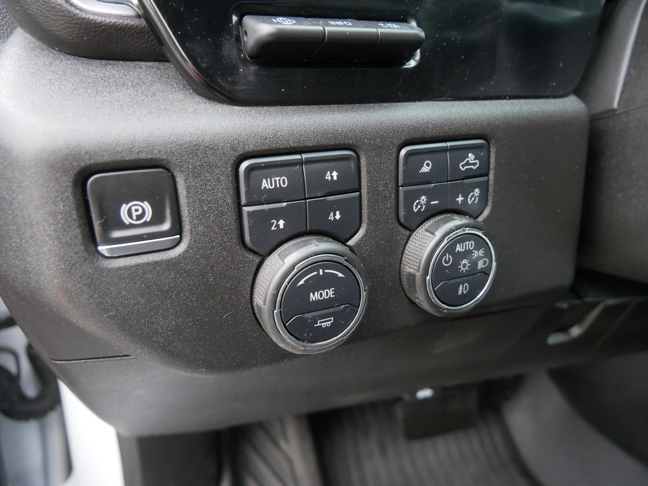 Used 2025 Iridescent Pearl Tricoat Chevrolet High Country image 26