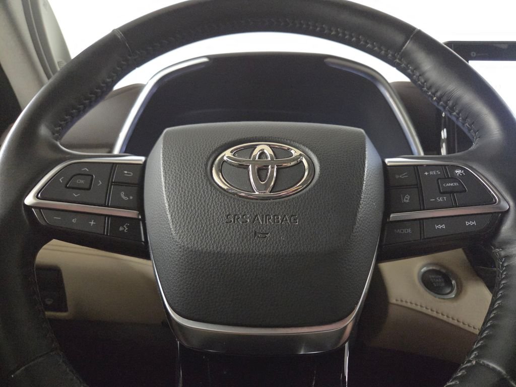 Used 2021  Toyota Limited image 22