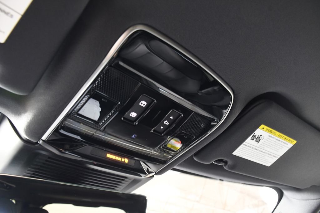 New 2026 Carpathian Gry Land Rover SE image 33