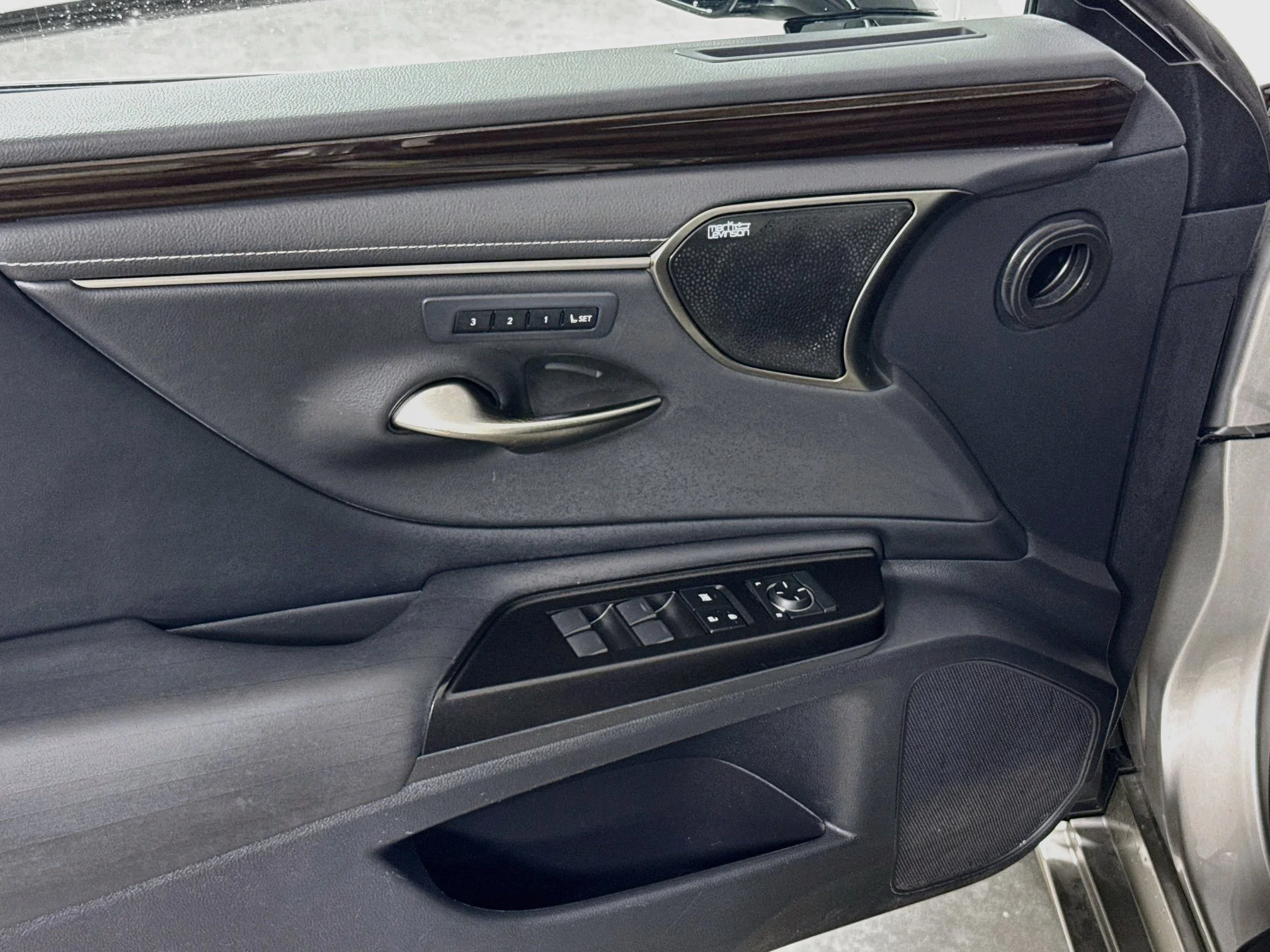 Used 2019 Silver Lexus 300h Luxury image 20