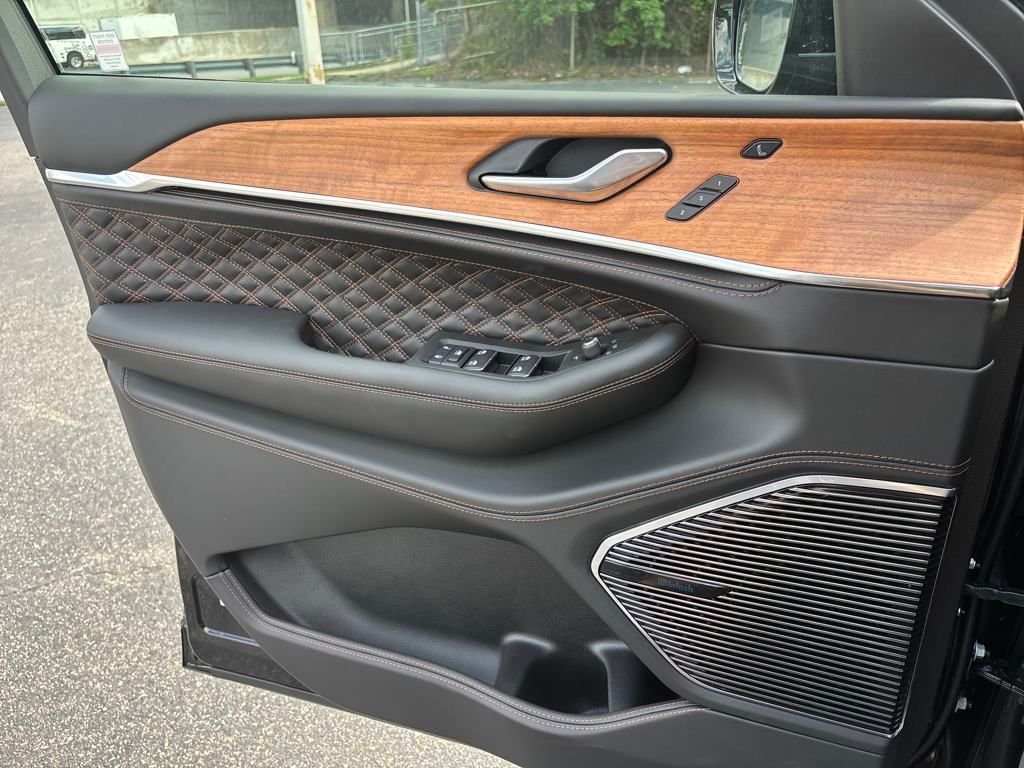 Used 2025 Black Jeep Summit image 26