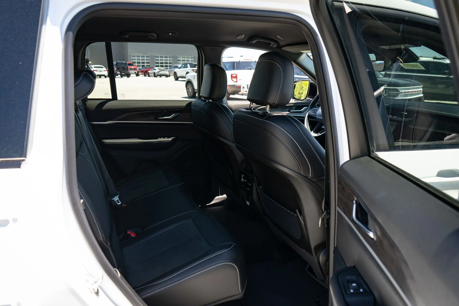 New 2026 Bright White Clear-Coat Exterior Paint Jeep Altitude image 20