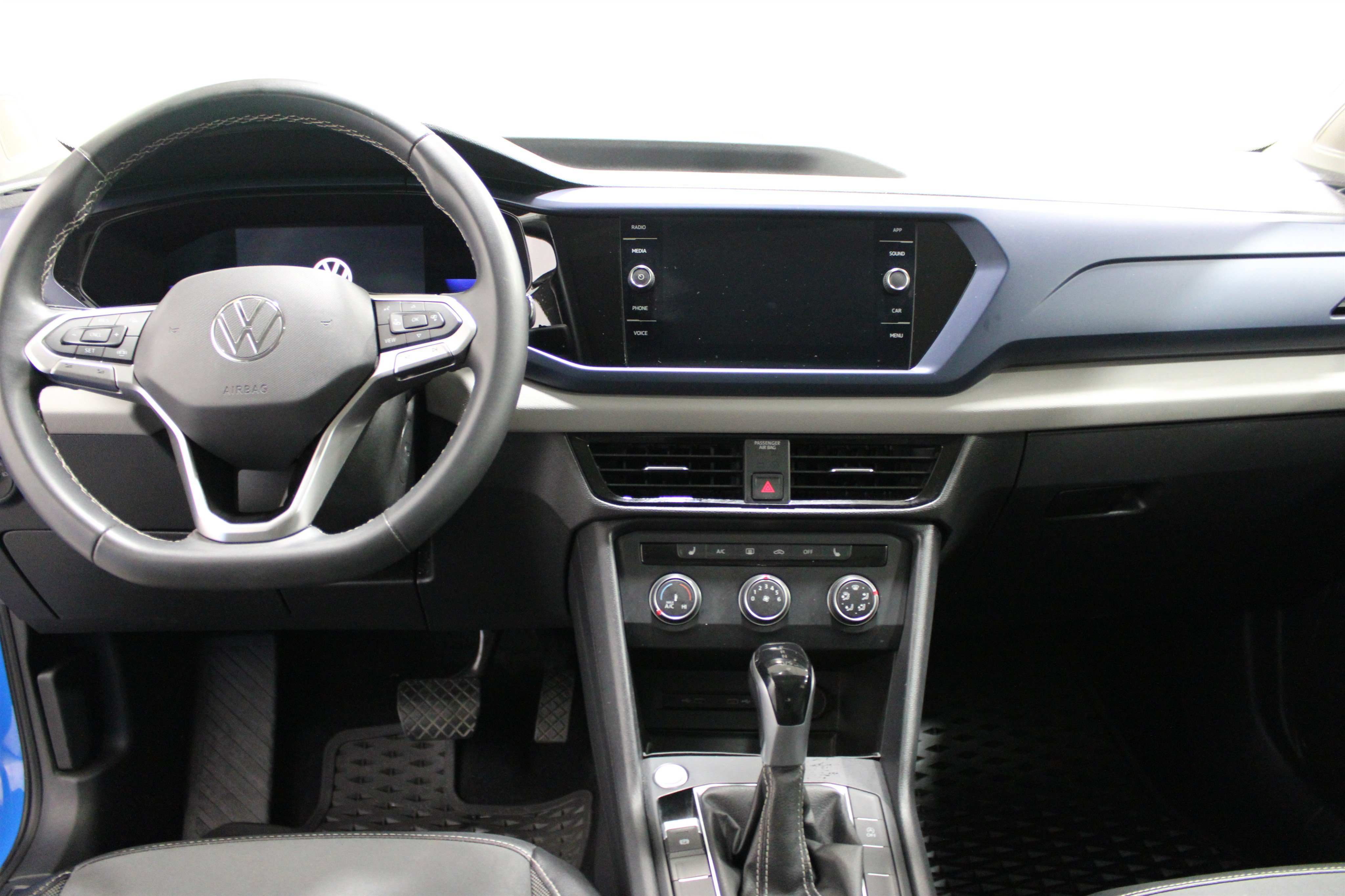 Used 2022 Blue Volkswagen SE image 2