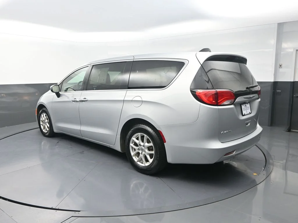 Used 2022 Silver Chrysler LX image 8