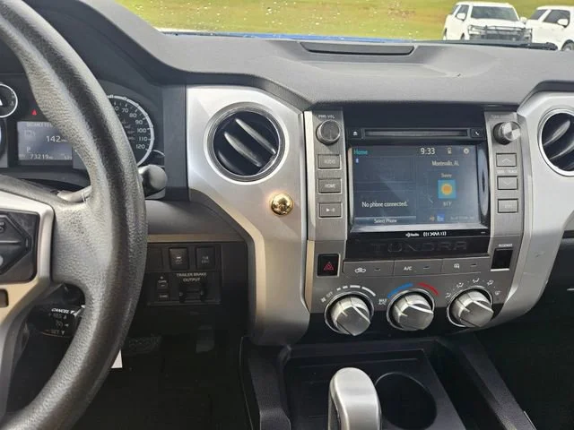Used 2016 Blue Toyota SR5 image 17