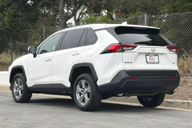 2025 Toyota RAV4 XLE - Photo 6