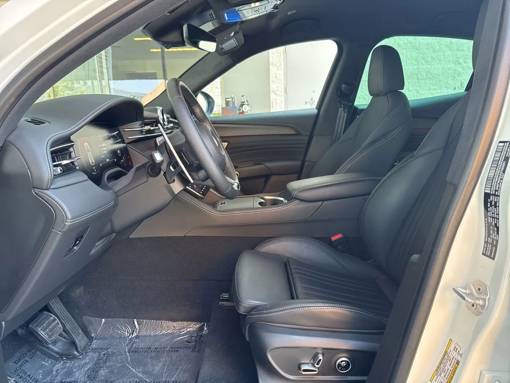 Used 2025 Bianco Maserati Base image 14